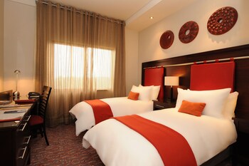 Betten mit Memory-Foam-Matratzen, Zimmersafe, Schreibtisch