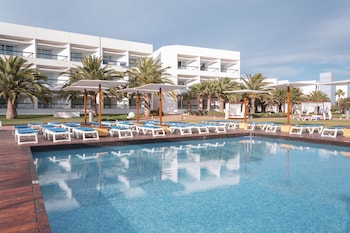4 buitenzwembaden, parasols voor strand/zwembad