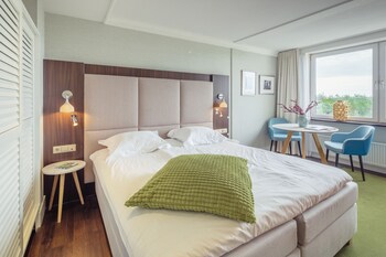 Hochwertige Bettwaren, Zimmersafe, Schreibtisch