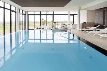 Piscine couverte, chaises longues