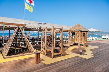 Playa privada cerca, cabañas de uso gratuito, tumbonas y sombrillas