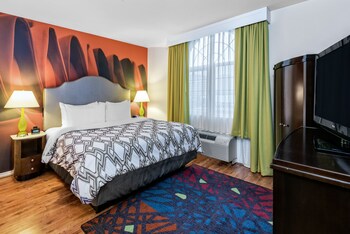 Premium bedding, in-room safe, desk, iron/ironing board