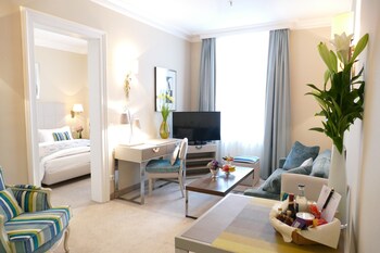 Allergikerbettwaren, Minibar, Zimmersafe, Schreibtisch