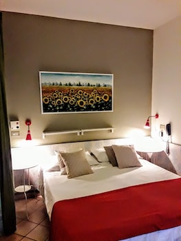 In-room safe, desk, iron/ironing board, free WiFi