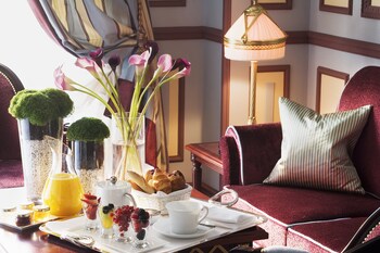 Egyptian cotton sheets, premium bedding, pillowtop beds, minibar