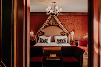 Egyptian cotton sheets, premium bedding, pillowtop beds, minibar