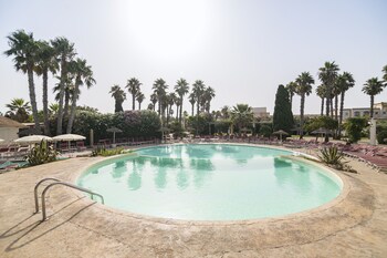 Piscina coperta, piscina stagionale all'aperto, ombrelloni da piscina