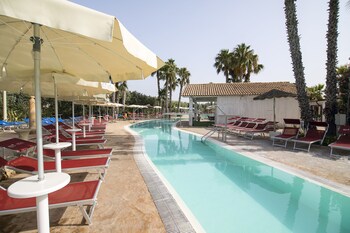 Piscina coperta, piscina stagionale all'aperto, ombrelloni da piscina