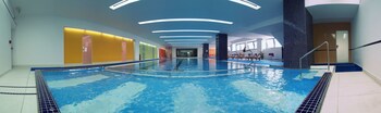 Una piscina cubierta