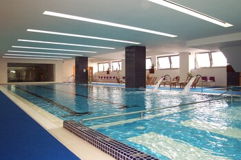 Una piscina cubierta