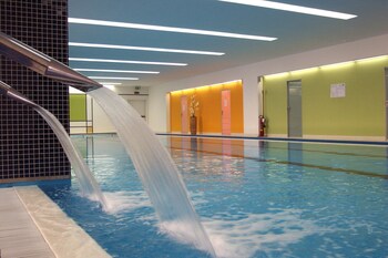 Una piscina cubierta