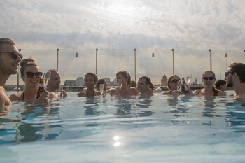 Una piscina al aire libre (de 10:00 a 20:00), tumbonas