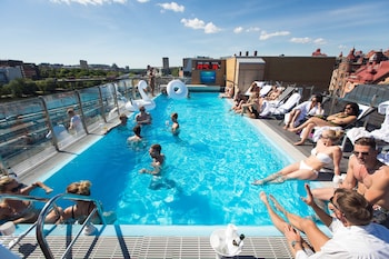 Una piscina al aire libre (de 10:00 a 20:00), tumbonas