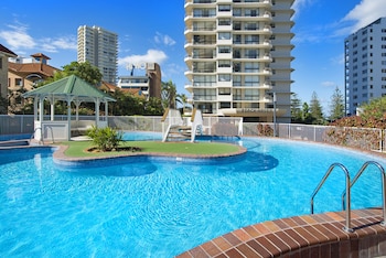 Indoor pool, 2 outdoor pools, pool loungers