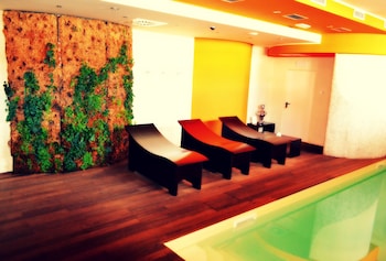 Bañera de hidromasaje en el interior