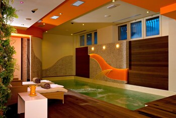 Bañera de hidromasaje en el interior