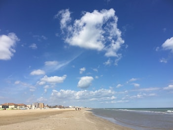 Ubicación cercana a la playa, tumbonas y sombrillas