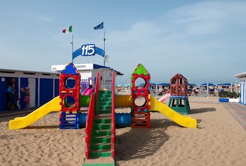 Ubicación cercana a la playa, tumbonas y sombrillas