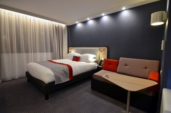Hypo-allergenic bedding, in-room safe, desk, laptop workspace