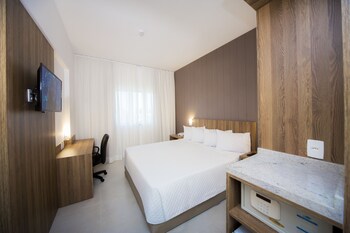 Frigobar, cofres nos quartos, escrivaninha, cortinas blackout