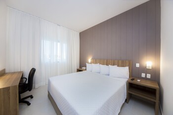 Frigobar, cofres nos quartos, escrivaninha, cortinas blackout
