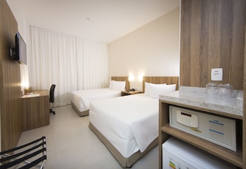 Frigobar, cofres nos quartos, escrivaninha, cortinas blackout