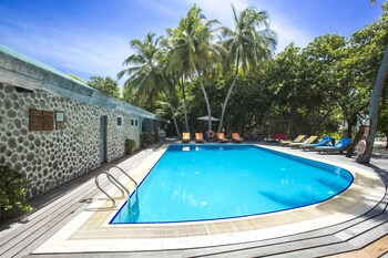 Una piscina al aire libre, tumbonas