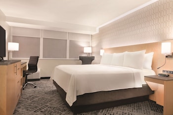 1 bedroom, premium bedding, desk, laptop workspace