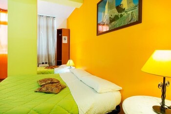 Una scrivania, Wi-Fi gratuito