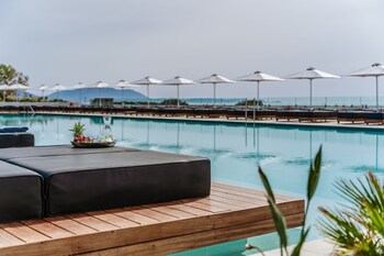 Innenpool, 4 Außenpools, Sonnenschirme, Liegestühle