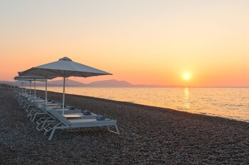 Am Strand, Liegestühle, Sonnenschirme, Strandtücher