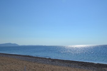 Am Strand, Liegestühle, Sonnenschirme, Strandtücher