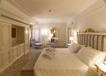 In-room safe, desk, soundproofing, free WiFi