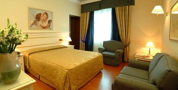 Minibar, in-room safe, desk, free WiFi