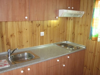 Frigorífico grande, microondas en la zona común y placa de cocina
