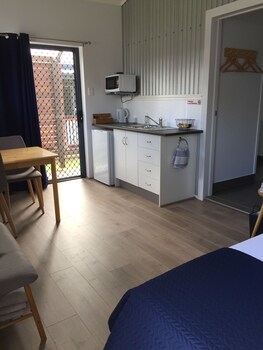Full-sized fridge, microwave, electric kettle