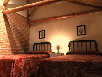 Cortinas opacas, wifi gratis, ropa de cama