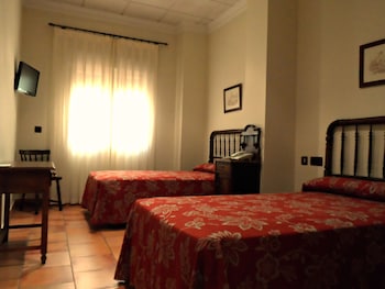 Cortinas opacas, wifi gratis, ropa de cama