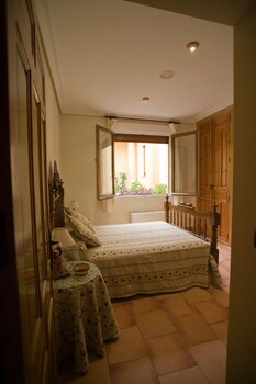 Cortinas opacas, wifi gratis, ropa de cama
