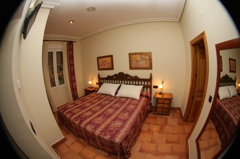 Cortinas opacas, wifi gratis, ropa de cama