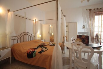 Free WiFi, linens