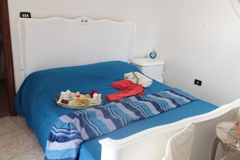 Free WiFi, linens