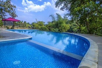 2 outdoor pools