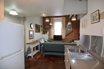 Full-sized fridge, microwave, oven, hob