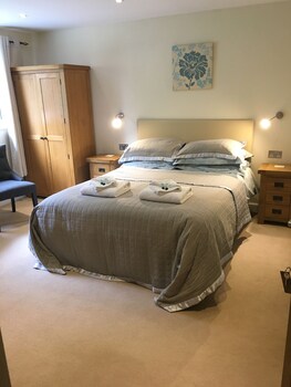 Desk, iron/ironing board, free WiFi, linens