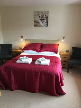 Desk, iron/ironing board, free WiFi, linens