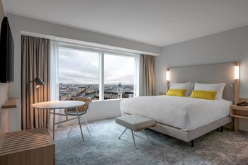 Premium bedding, in-room safe, blackout curtains, soundproofing