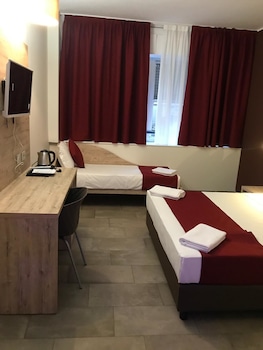 Een kluis op de kamer, individueel gemeubileerd, een bureau