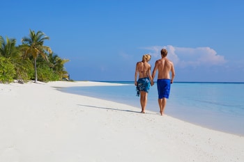 Privatstrand, weißer Sandstrand, Liegestühle, Strandtücher