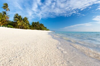 Privatstrand, weißer Sandstrand, Liegestühle, Strandtücher